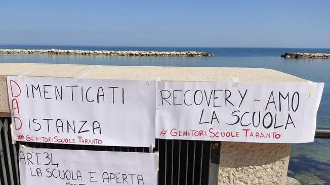 Scuola: sit-in genitori e studenti a Bari, 'riaprire subito'