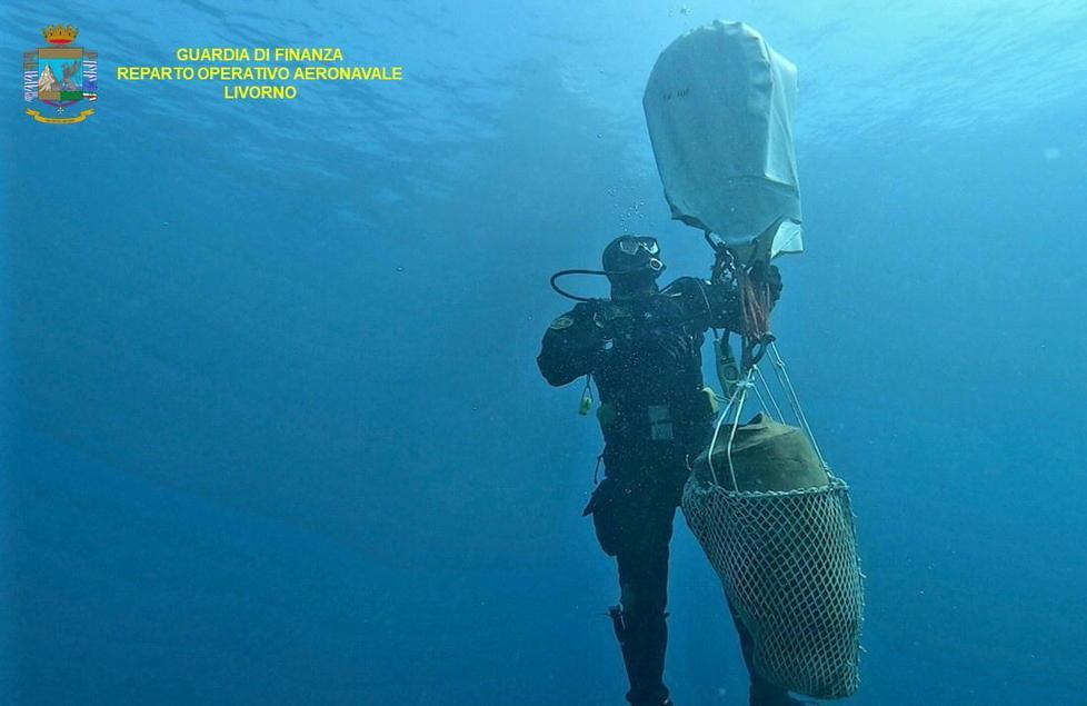 L’antica anfora romana riemerge dopo secoli dal mare dell’isola d’Elba - Video