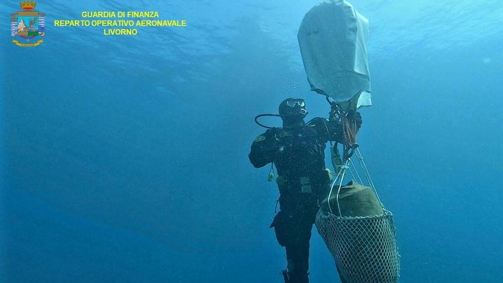 L’antica anfora romana riemerge dopo secoli dal mare dell’isola d’Elba - Video