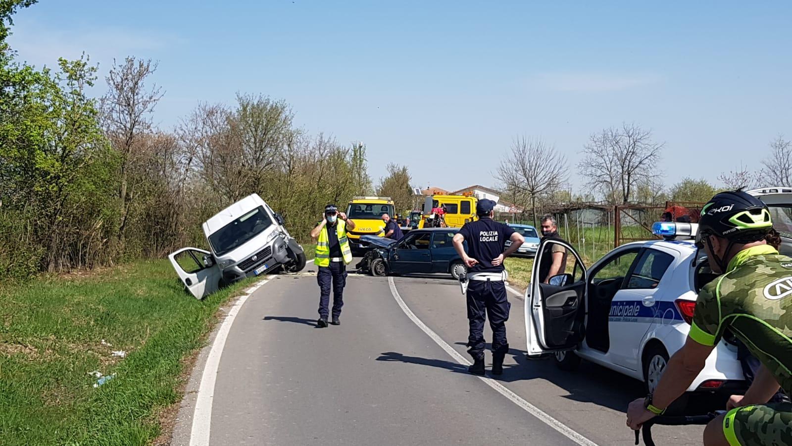 Gaggio, schianto auto contro furgone: un ferito