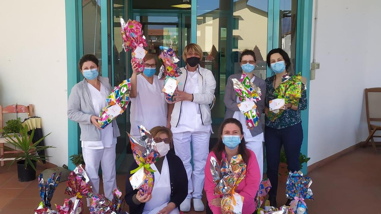 Uova di Pasqua e colombe agli anziani della residenza Le Lame dal Lions Club di Pistoia