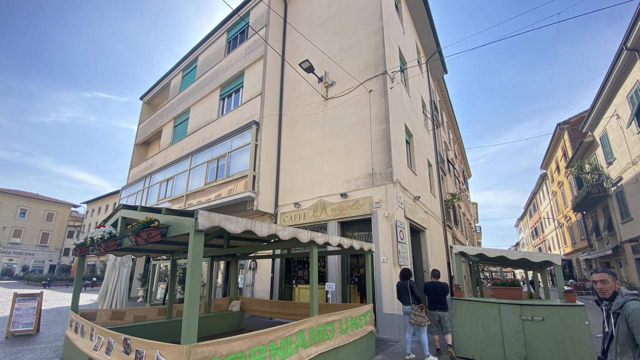 Striscione abbraccia il bar con le foto degli aperitivi: «Ora serve ottimismo»