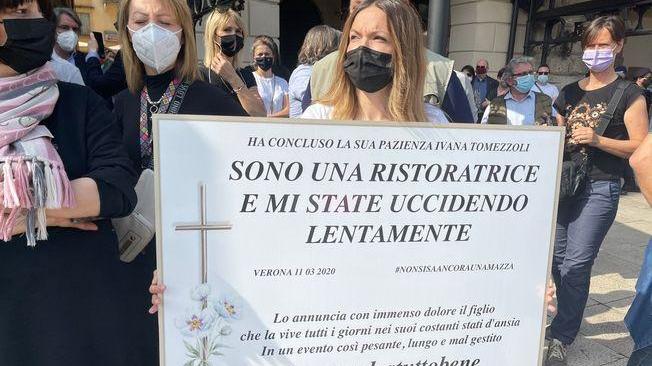 Covid: esercenti in piazza a Verona, 'lasciateci lavorare'