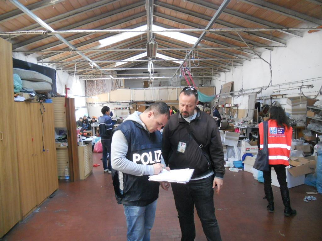 Controlli in una confezione cinese (archivio)