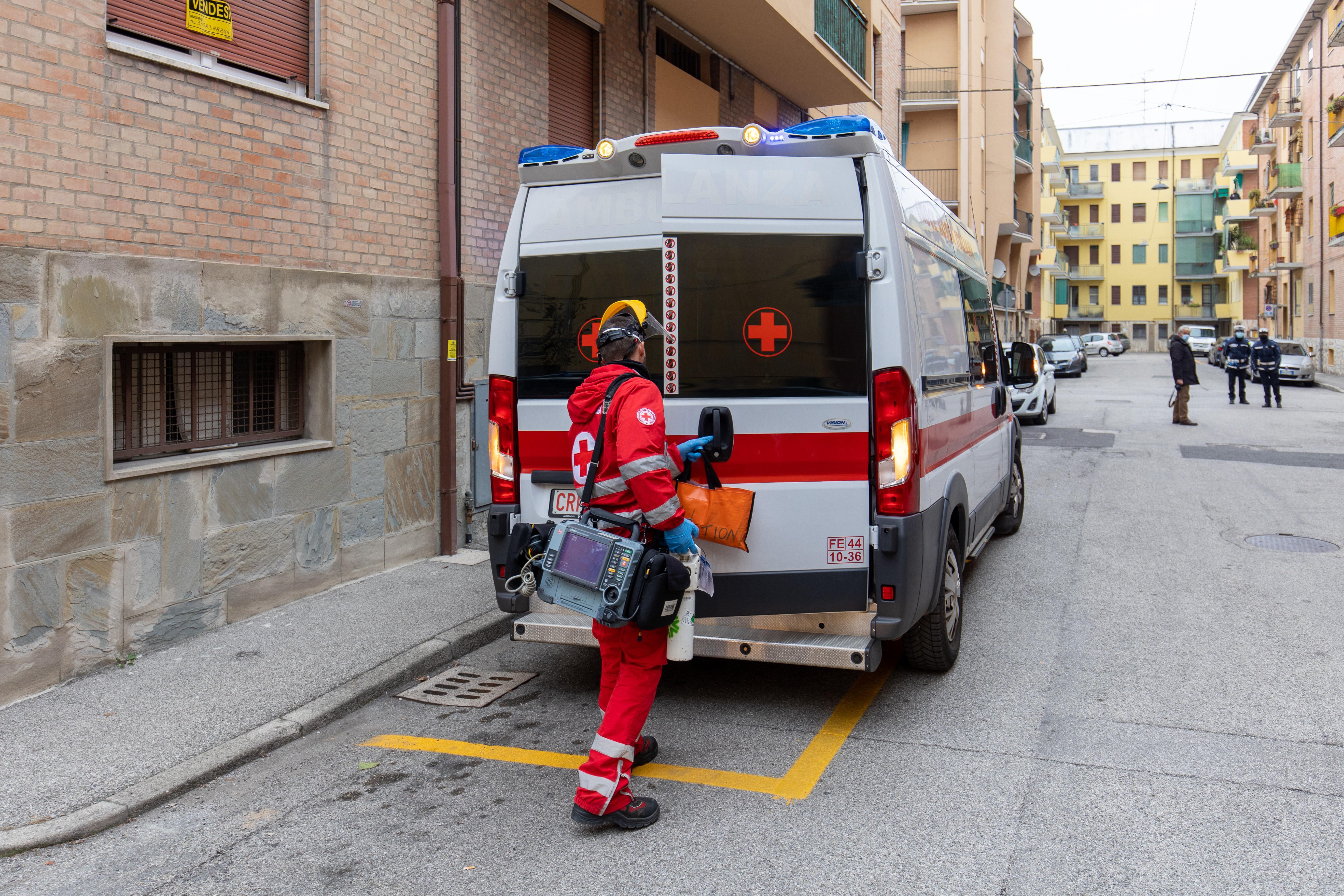 Un volontario della Croce rossa italiana (foto d'archivio)