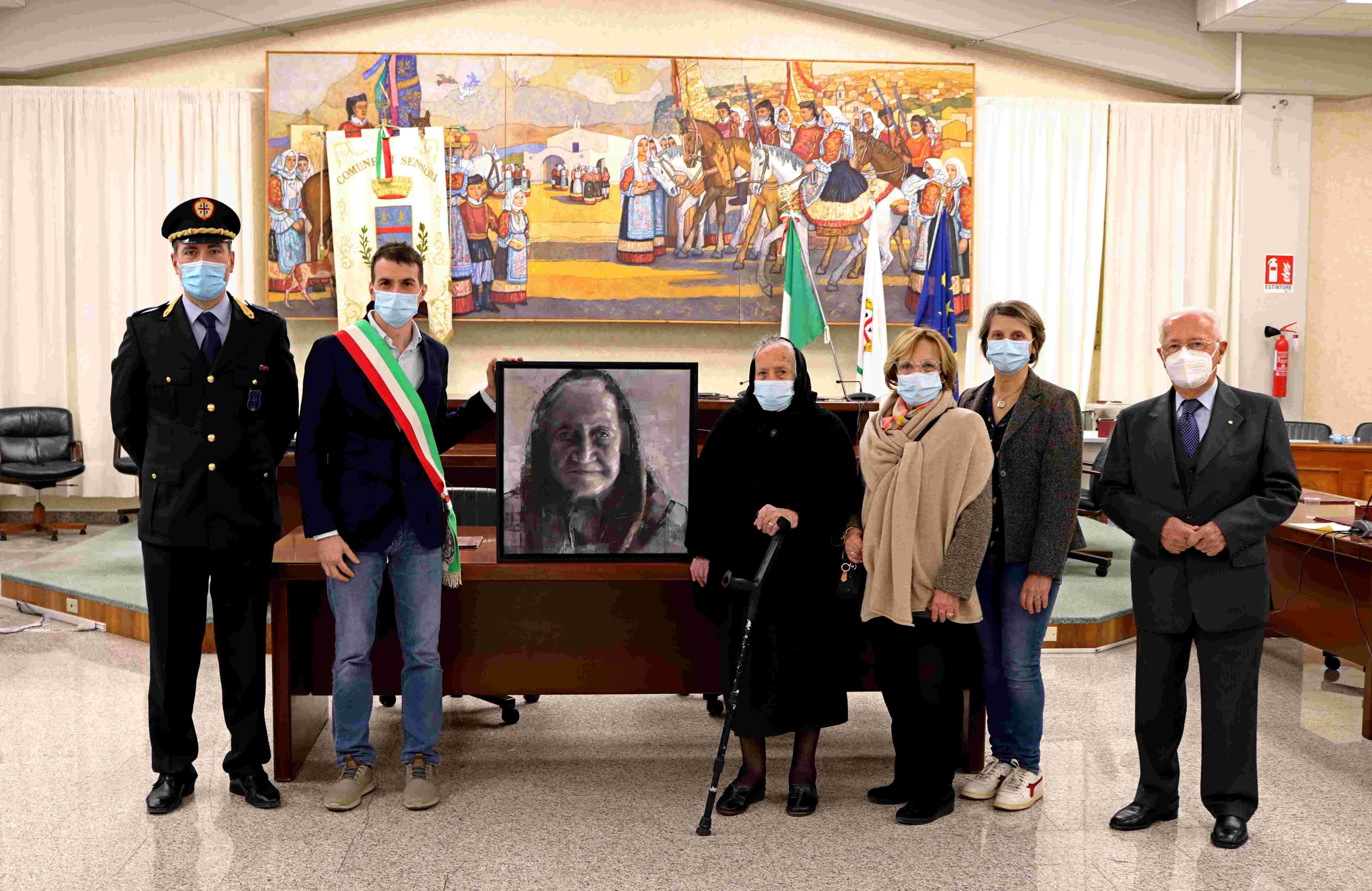 Nella foto il comandante della Polizia locale, Gabriele Oggiano, il sindaco, Nicola Sassu, Maria Francesca Ogana, la figlia Giovanna Spanu con il marito, l’ex rettore dell’Università di Sassari, Alessandro Maida, e l’assessora alla Cultura, Elena Cornalis