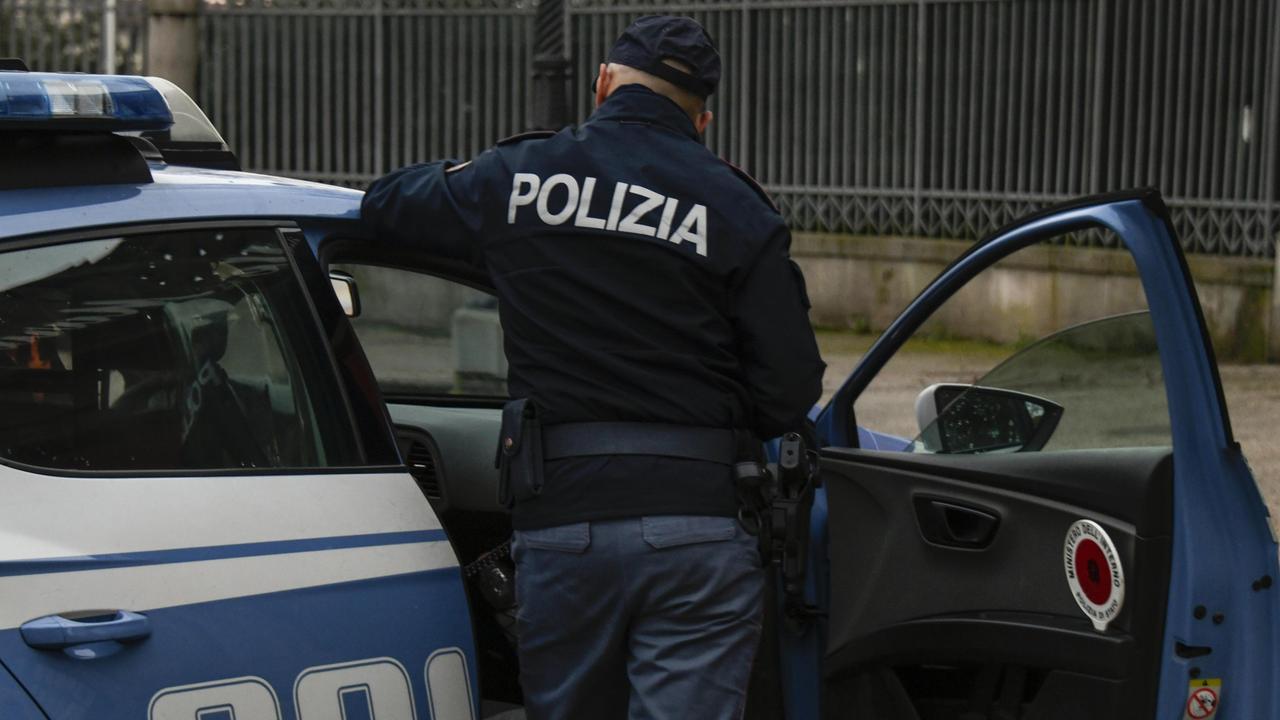 Ferrara, anziana sola in casa chiama la polizia: aiutatemi a procurarmi le medicine