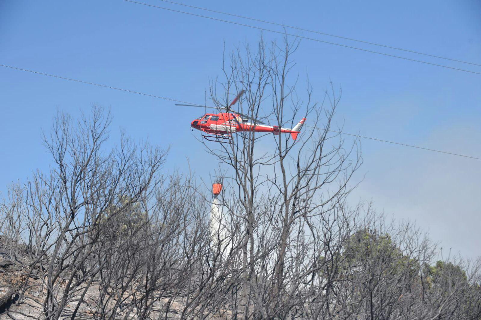 Elicottero in azione per spegnere un incendio (Foto d'archivio)
