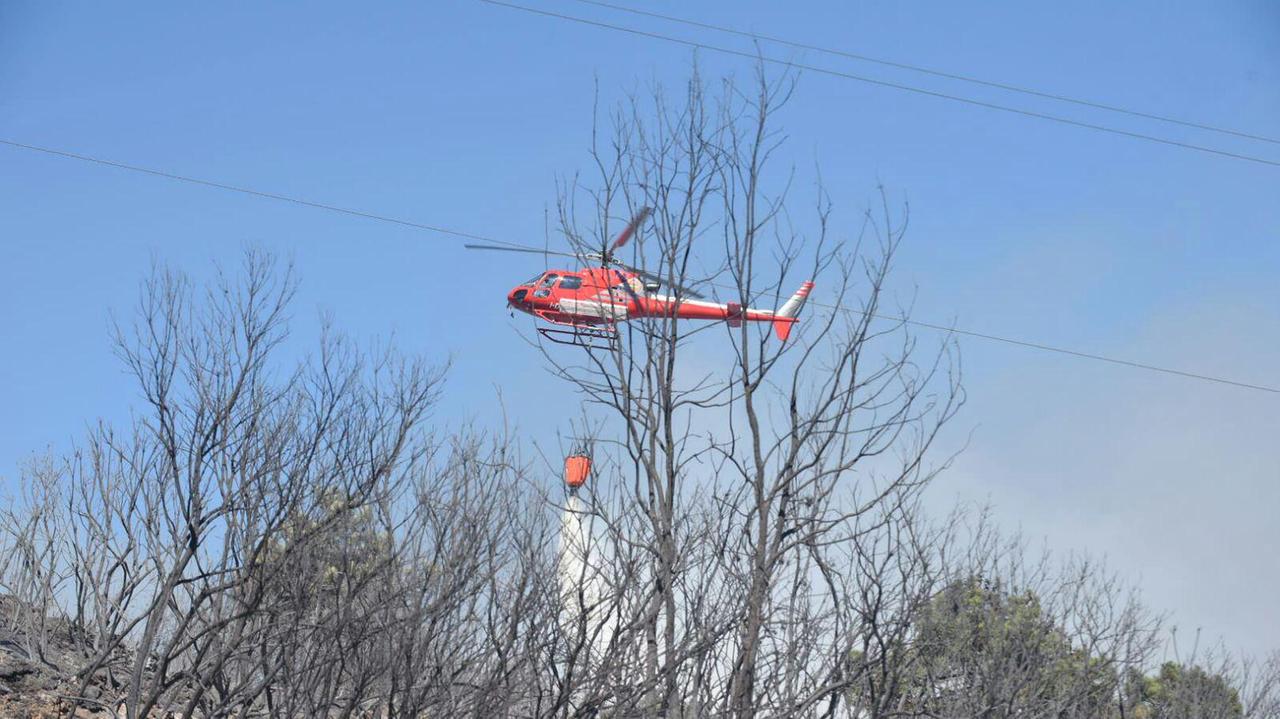 Elicottero in azione per spegnere un incendio (Foto d'archivio)