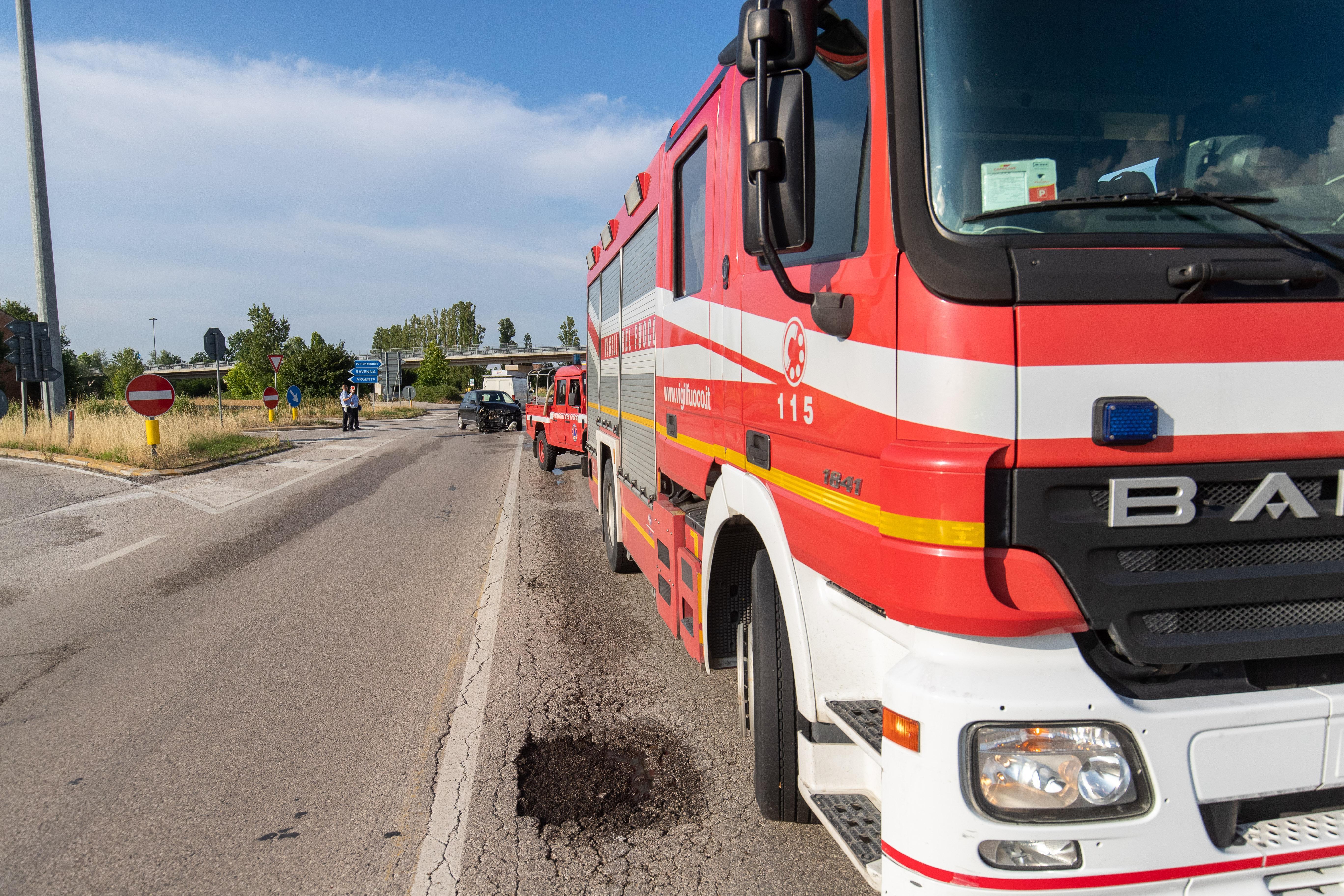Due mezzi dei vigili del fuoco (foto d'archivio)