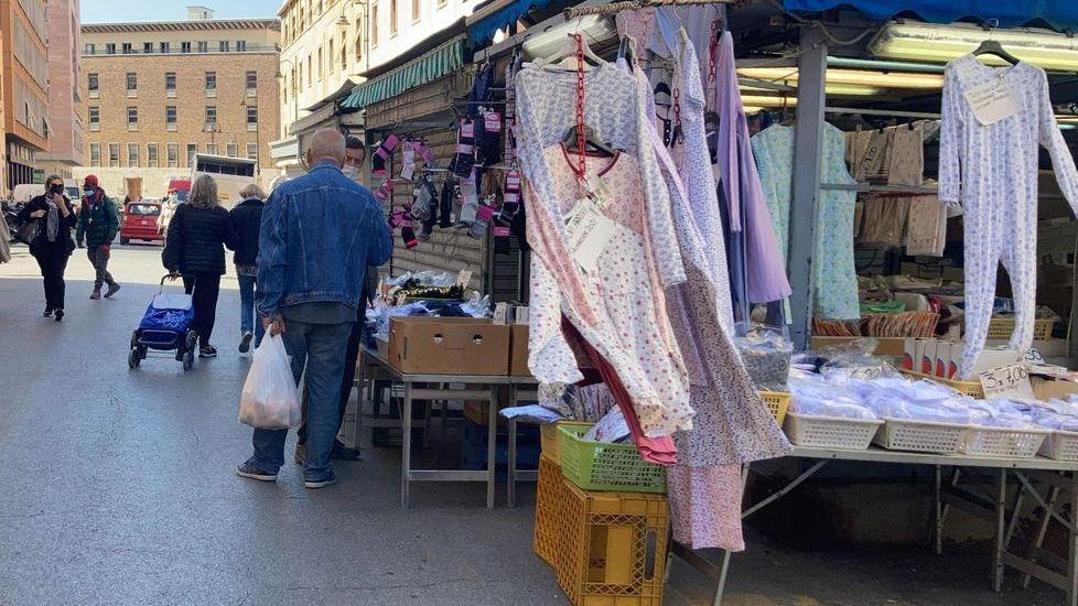 Uno dei banchi che ha riaperto i battenti (foto Marzi)
