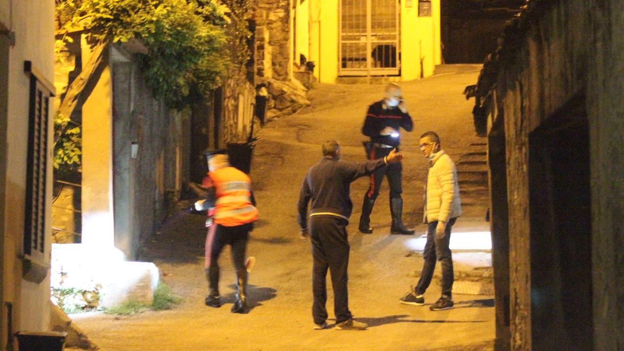 I carabinieri sul luogo dell'omicidio (foto Batavia)