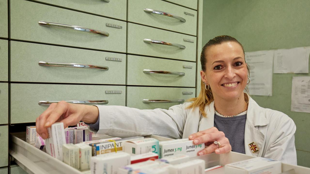 La dottoressa Raffaella Checcacci della farmacia “Colatorti” di Empoli (foto Carlo Sestini)
