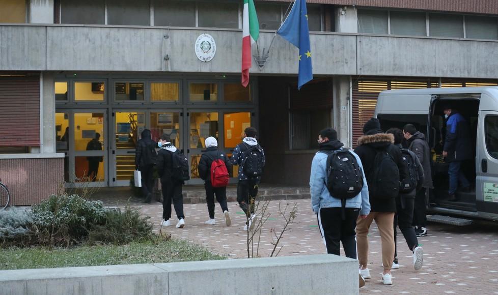 Reggio Emilia, il sindaco Vecchi: «Entro questo mese speriamo di aprire anche le scuole superiori» 