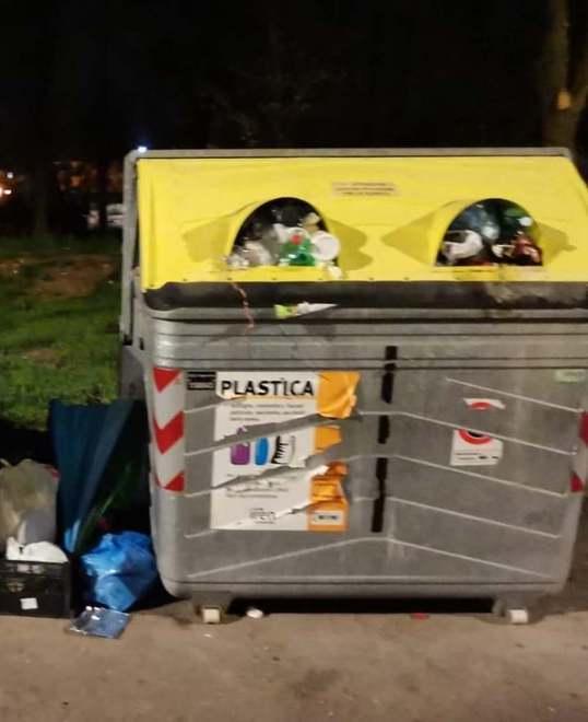 Cassonetti strapieni a Scandiano con sacchetti abbandonati di fianco