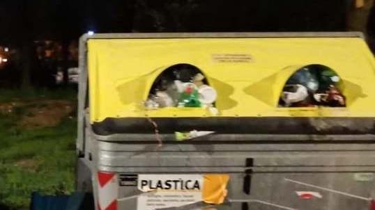 Cassonetti strapieni a Scandiano con sacchetti abbandonati di fianco