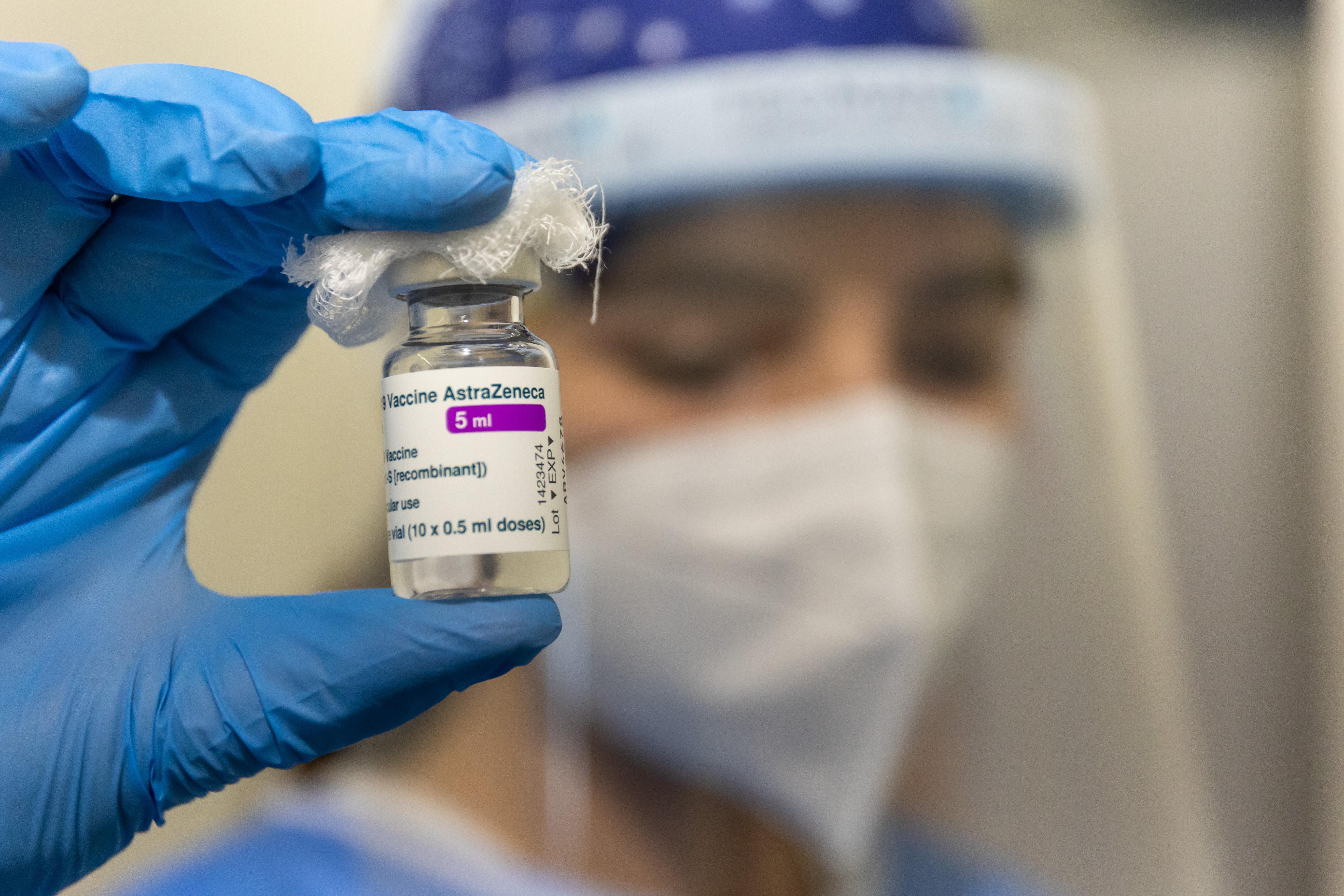 Riaperte (e subito esaurite) le prenotazioni con AstraZeneca per chi ha tra 70 e 79 anni 