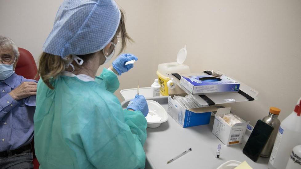 Covid a Modena. «Ricoveri in calo, non roviniamo tutto Mascherina? Servirà anche nel 2022»