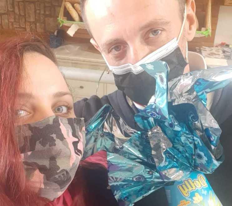 Regalano uova di Pasqua alle famiglie in difficoltà «Lo facciamo col cuore»