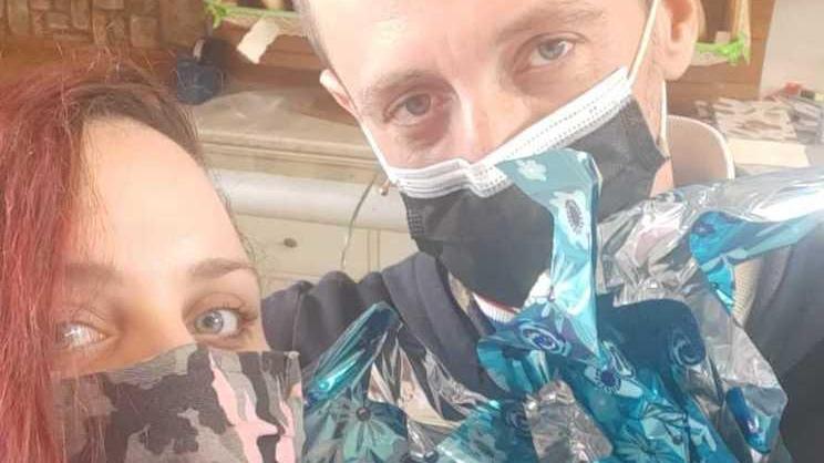 Regalano uova di Pasqua alle famiglie in difficoltà «Lo facciamo col cuore»