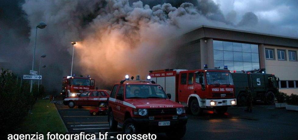 Fiamme e fumo in cielo Brucia La Gardenia