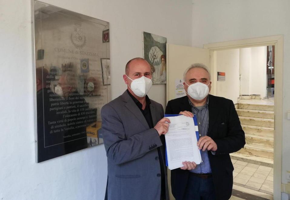 Il sindaco Donati porta a Stazzema le mille firme contro il fascismo raccolte tra i cittadini di Rosignano 