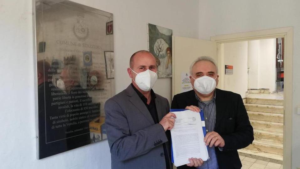 Il sindaco Donati porta a Stazzema le mille firme contro il fascismo raccolte tra i cittadini di Rosignano
