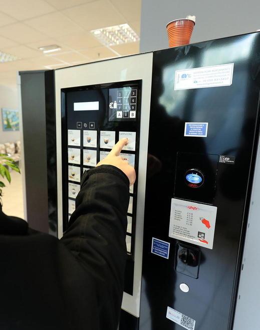 Il Covid “congela” pure le macchinette del caffè in municipio 