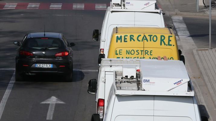Duecento ambulanti in corteo sull’onda verde «Lasciateci lavorare»