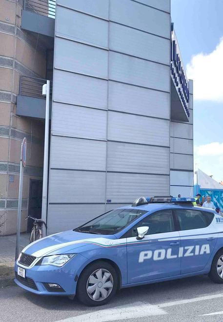 Prende la bici all’iper non la paga e poi scappa 