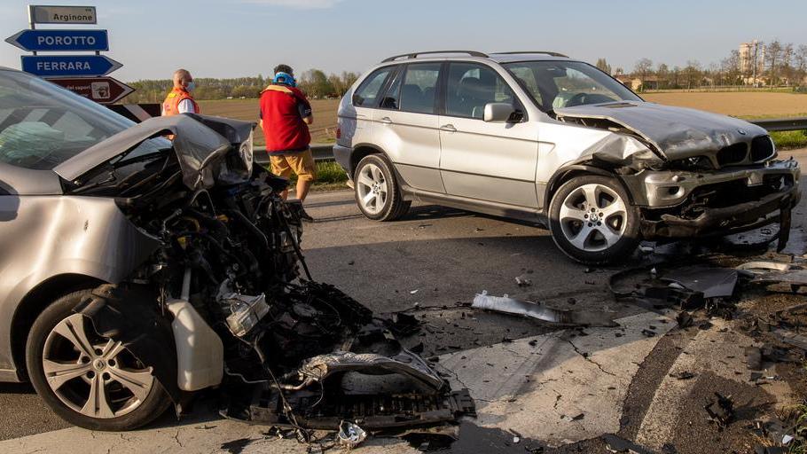 Scontro tra auto, 3 feriti