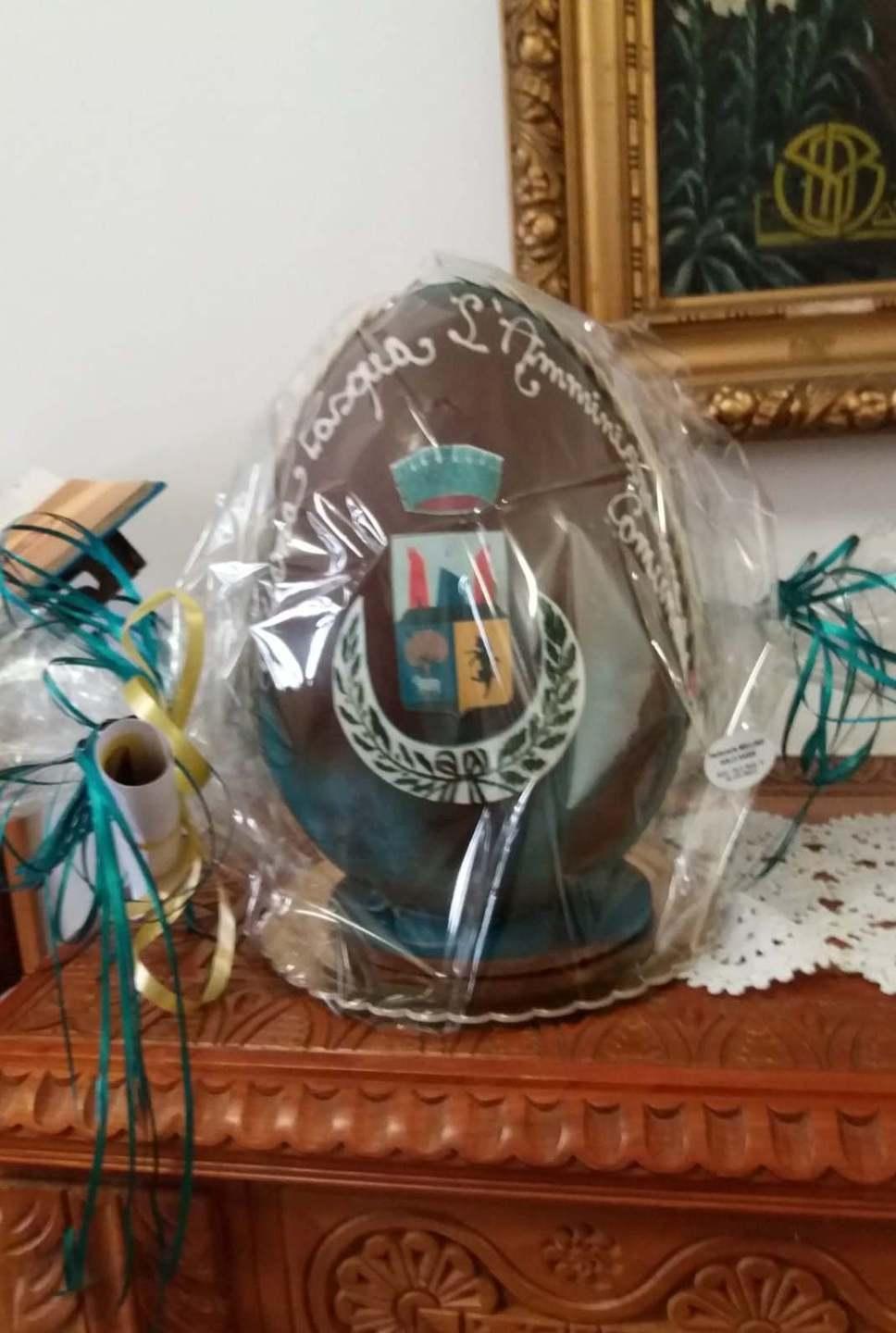 Uova di Pasqua in regalo a scolari e anziani