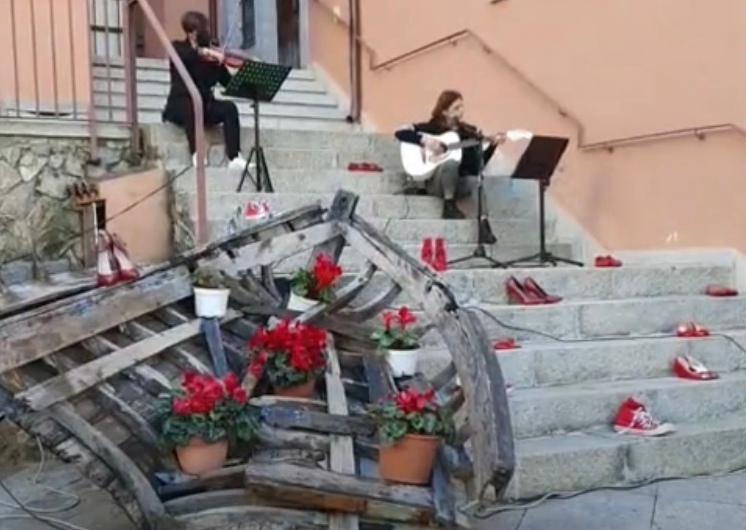 Ozieri, scarpe rosse e musica alle Clarisse in ricordo di Romina