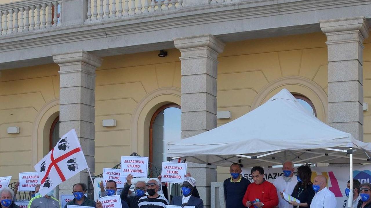 Gli ambulanti in rivolta davanti al palazzo civico