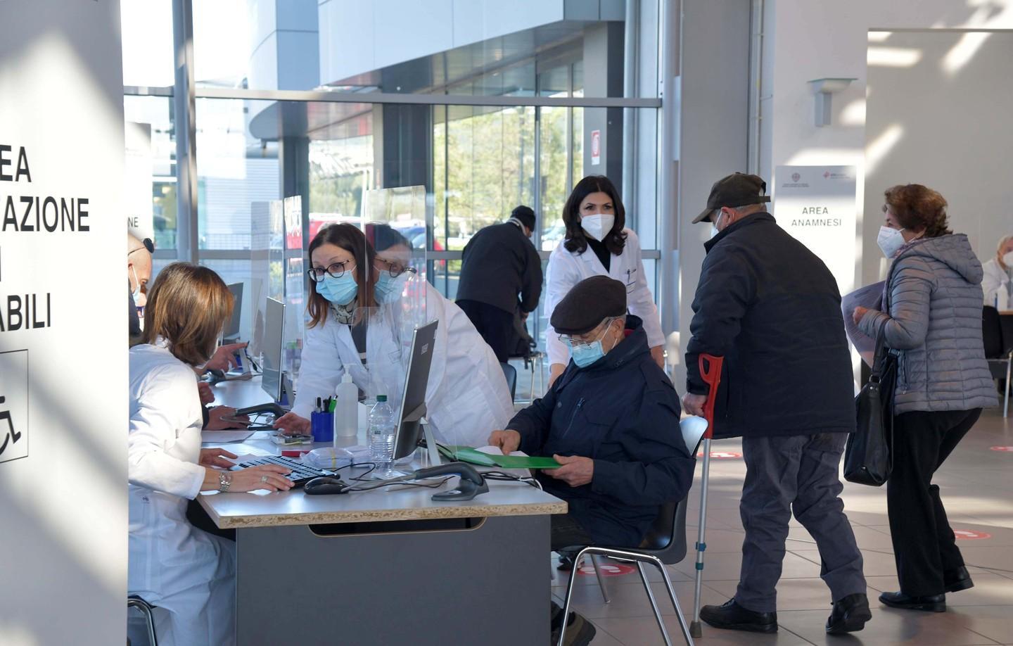 Nizzi: «Servono volontari per il centro vaccinazioni» 