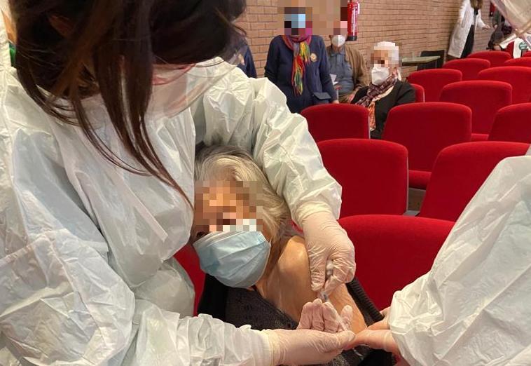 Covid, a Porto Torres cinque ore in fila per il vaccino 