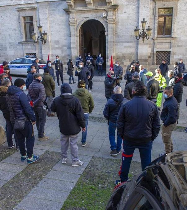 Rifiuti, tensione alle stelle la Cgil: 2 giorni di sciopero 