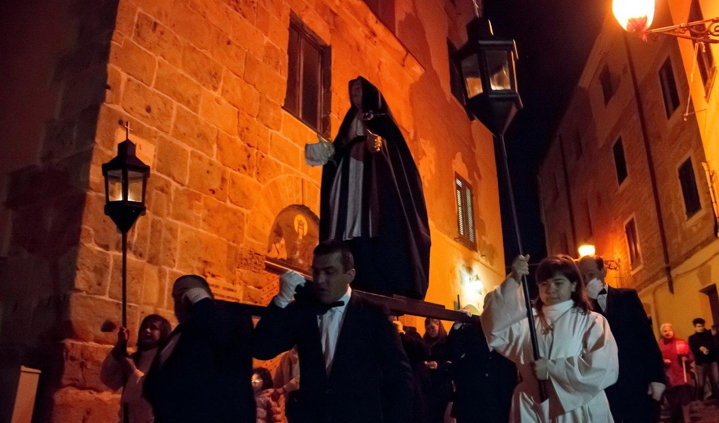 Il Papa celebra messa a casa di Becciu 