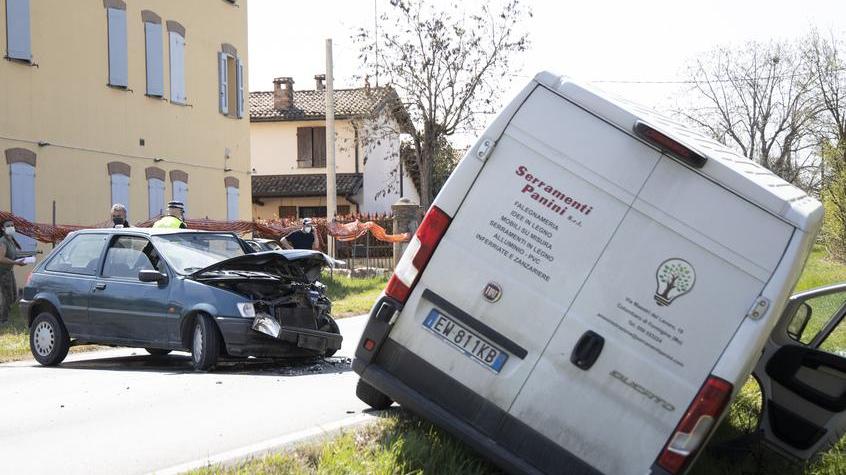 Scontro frontale a Gaggio auto finisce contro furgone