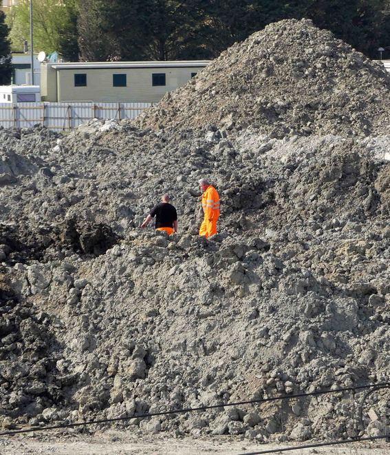 A Ferrara c’è una montagna di terra da spostare. E traslocano pure le roulotte 