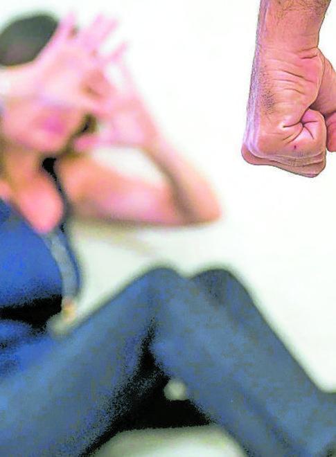 Picchia la convivente davanti al figlio minore: uomo finisce nei guai 