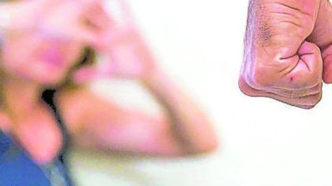 Picchia la convivente davanti al figlio minore: uomo finisce nei guai