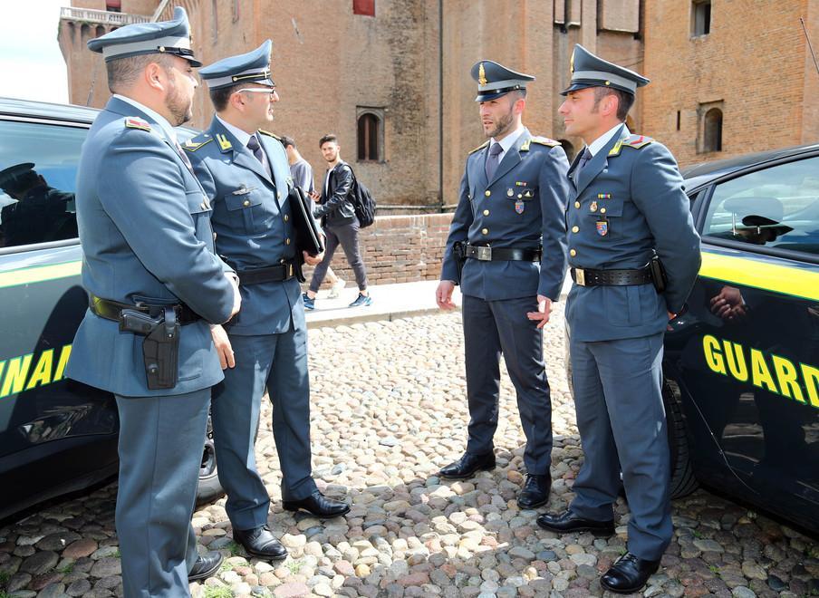 Truffa quattro persone fingendosi finanziere fra Berra e Mesola