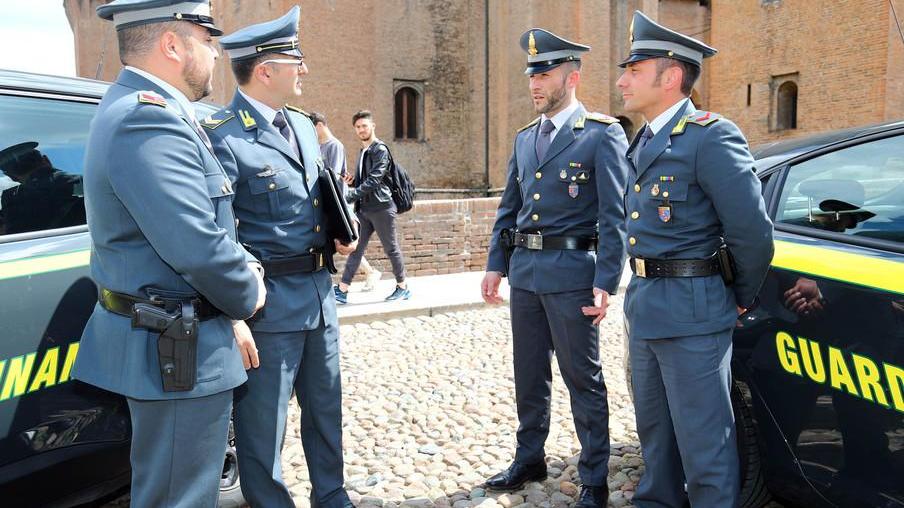 Truffa quattro persone fingendosi finanziere fra Berra e Mesola