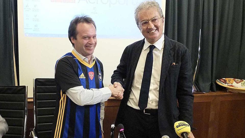 2018: il presidente di Toscana Aeroporti, Marco Carrai, con la maglia nerazzurra insieme con il presidente del Pisa, Giuseppe Corrado