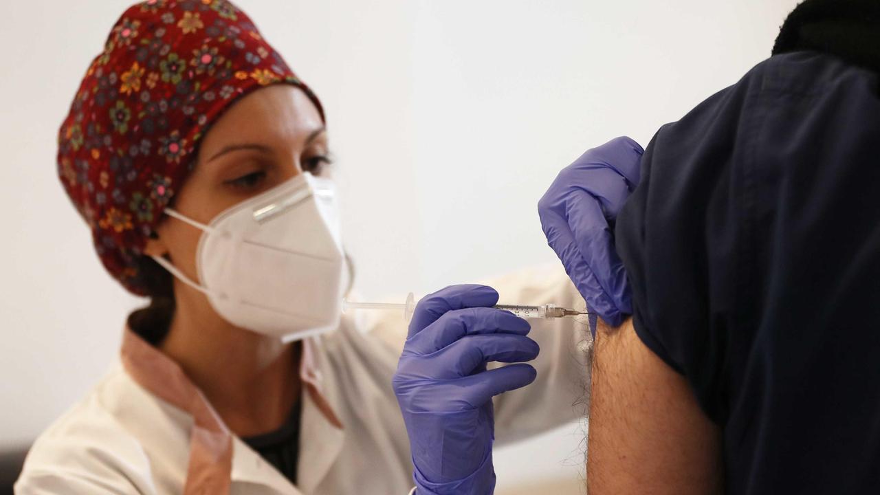 Vaccini, la Sardegna verso il sistema di prenotazione con le Poste