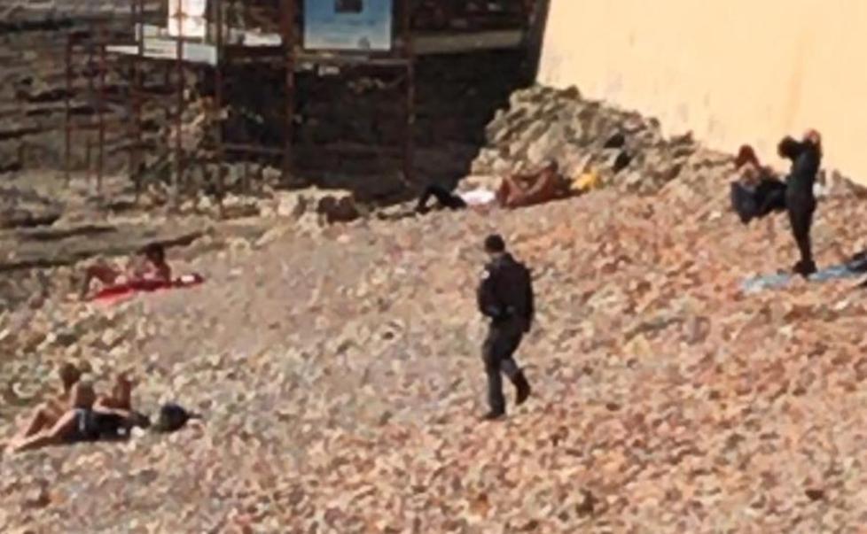 Stesi al sole sul moletto e bagno in mare: multati tre ragazzi e una donna 