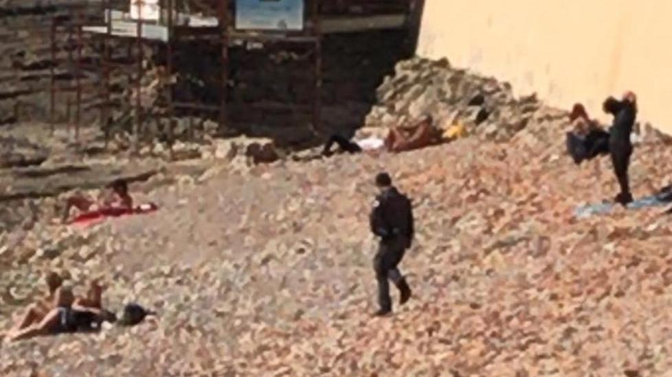Stesi al sole sul moletto e bagno in mare: multati tre ragazzi e una donna