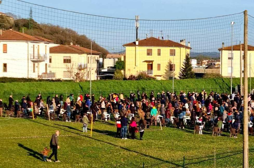 Stop alla messa all’aperto con 400 persone: dietrofront dopo le polemiche per le foto 