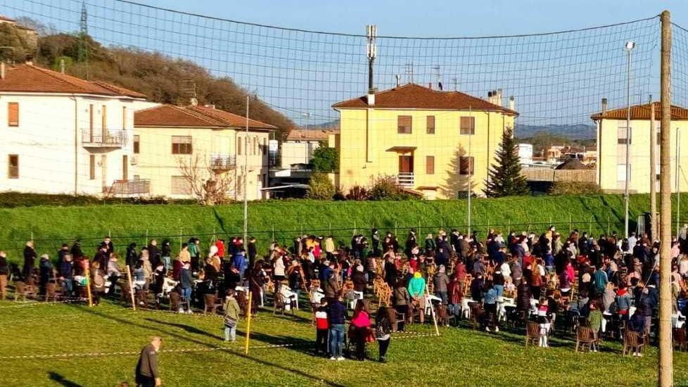 Stop alla messa all’aperto con 400 persone: dietrofront dopo le polemiche per le foto